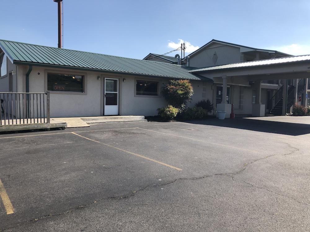 格莱德斯普林骑士酒店 Glade Spring 外观 照片