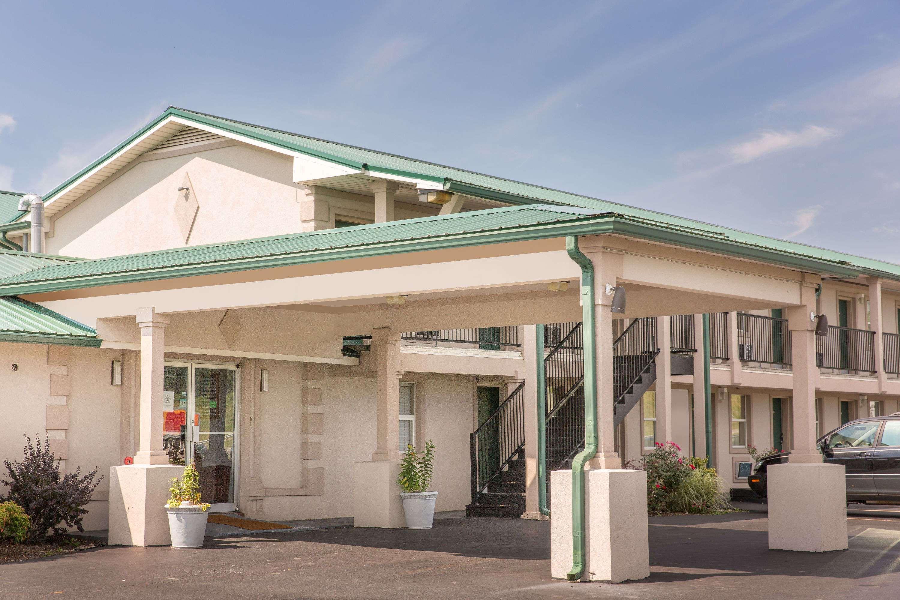 格莱德斯普林骑士酒店 Glade Spring 外观 照片